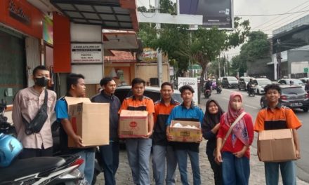 Kegiatan Berbagi Takjil SMK Cinde Semarang