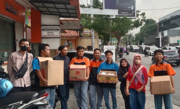Kegiatan Berbagi Takjil SMK Cinde Semarang